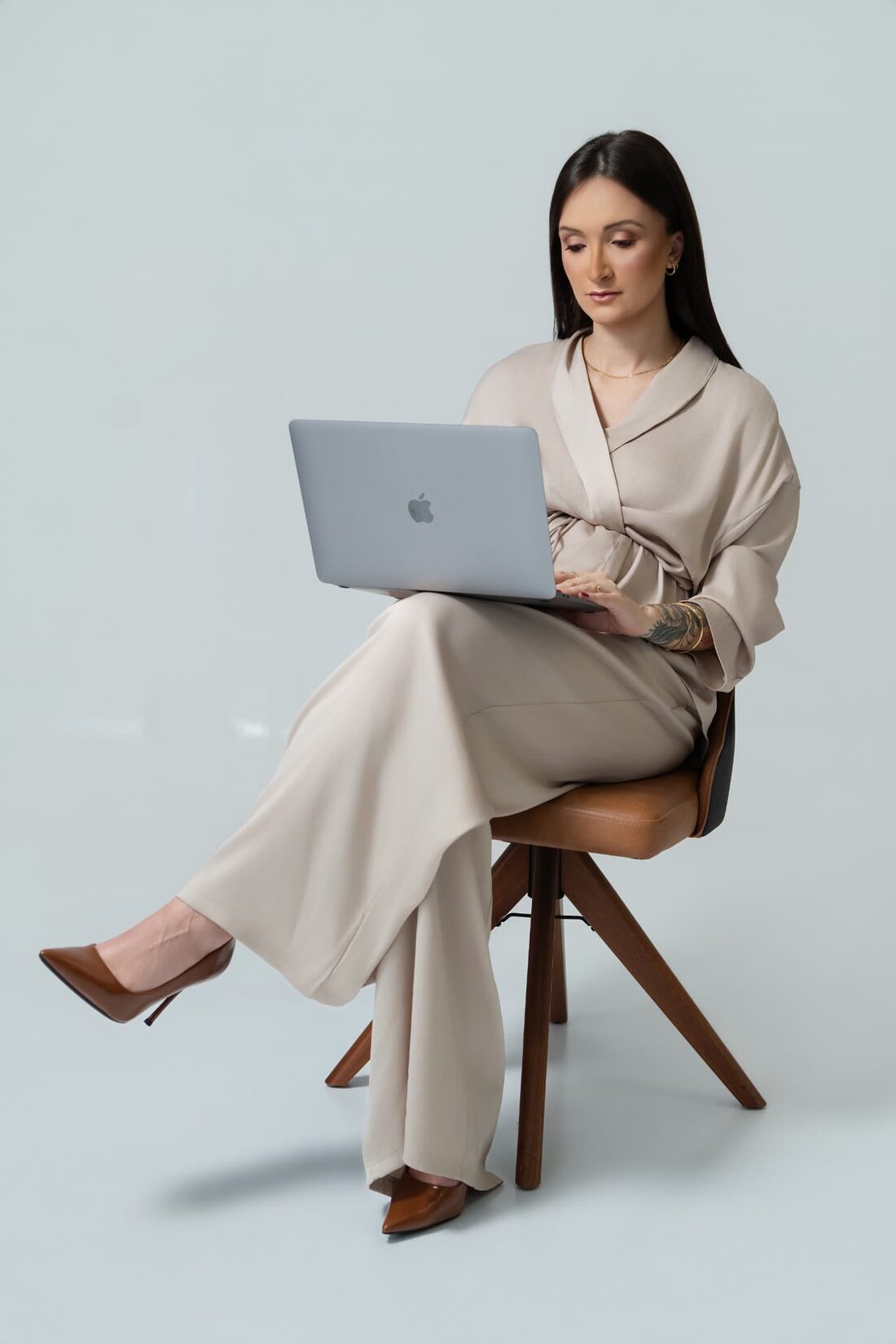 Juliana Piamolini trabalhando no notebook