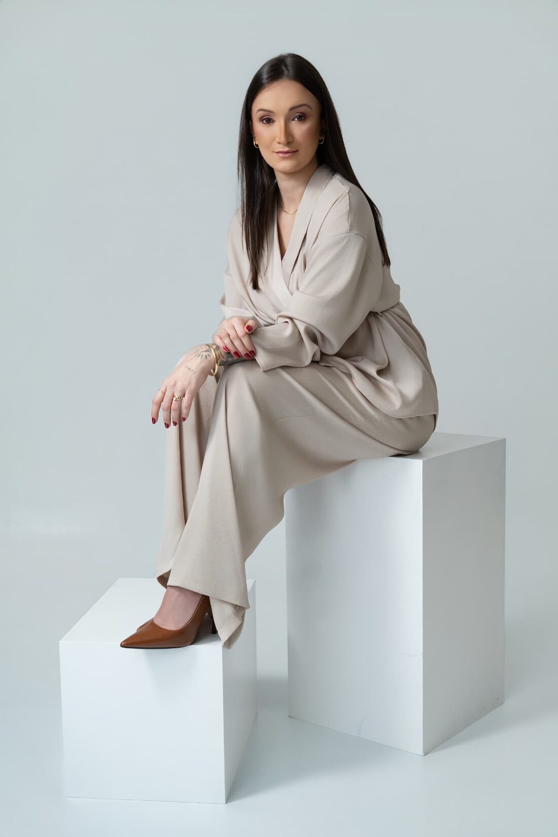 Juliana Piamolini sentada em ambiente claro